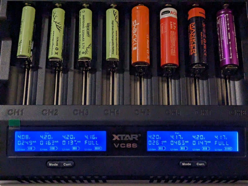 XTAR VC8S charging-li-ion-1